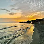 Casa vacanze Sea Front With Beautiful Sunsets *